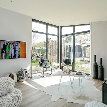 Stunning home in Voorthuizen with Jacuzzi, WiFi&2 Bedrooms Vakantiehuis *
