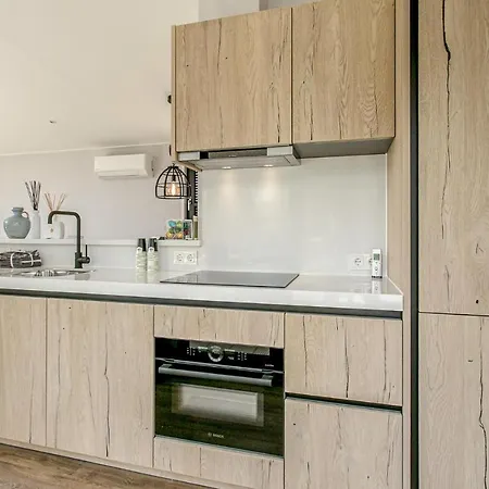 Stunning home in Voorthuizen with Jacuzzi, WiFi&2 Bedrooms